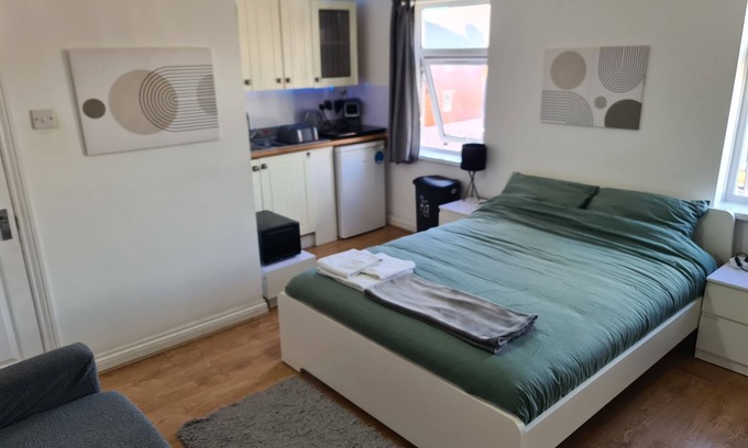 Reading City Centre Apartment | Bright & Modern Studio Near Center, Station, RBH & Univerisry