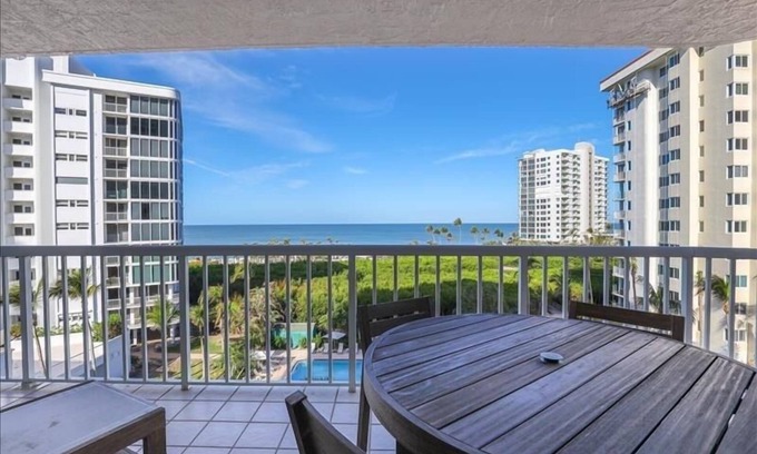 Park Shore Condo | Bright open 2 bedroom beachfront condo - CL0403