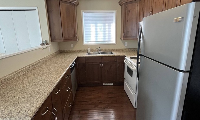 Saskatoon House | Bright, pet friendly 3 bedroom duplex!