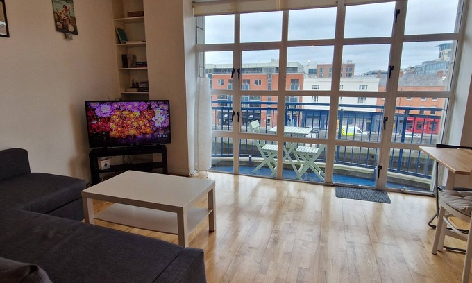City Centre Dublin Apartment | Bright Riverside 2BD, 5 Min to Guinness Storehouse
