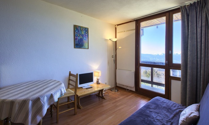 Font-Romeu-Odeillo-Via Apartment | Bright Studio in Font-Romeu View of the Pyrenees SKI Spa