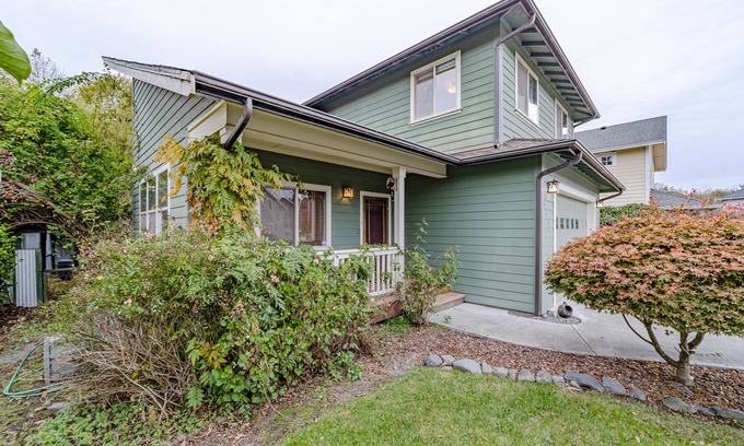 Pacific House | Bright, spacious home with park/trail access, deck, fireplace & great location