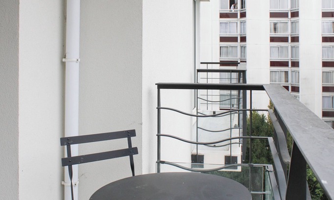 Issy-les-Moulineaux Apartment | Bright studio apartment with parking and balcony