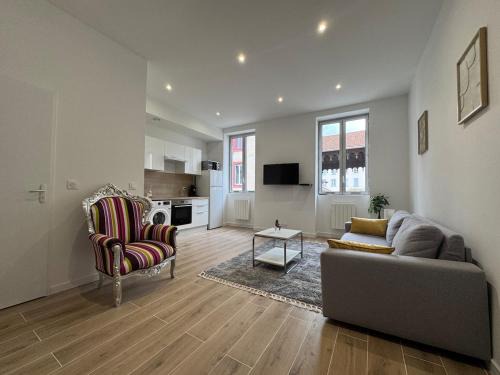 Ecully Apartment | Bright studio - great for a stay in Ecully