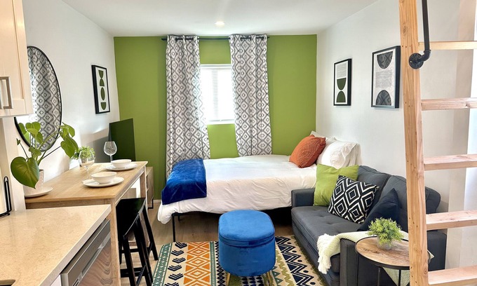 Grant Hill Apartment | Bright Studio Near Downtown/Padre’s/Airport/Beach
