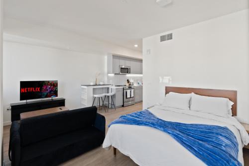 Hollywood Apartment | Bright Studio on Sunset Blvd, Free Parking, Gym, and Pool