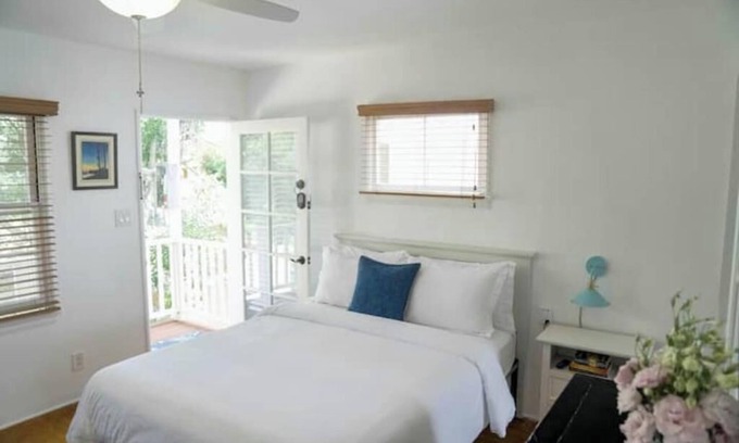 North of Wilshire Apartment | Bright Studio retreat - Walk to shops/dining - C