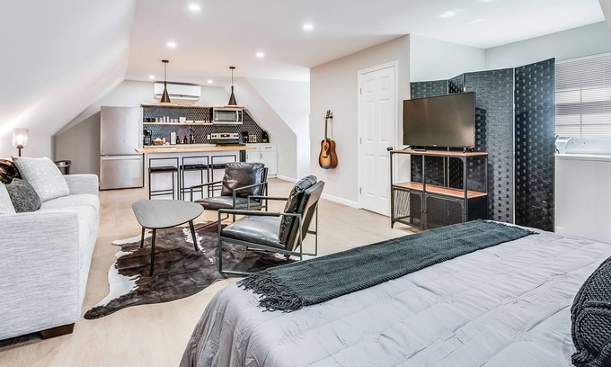 Port Wentworth Apartment | Bright, stylish 2nd fl Studio