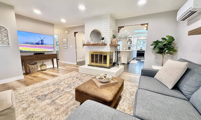 Bull Mountain House | Bright & Stylish Home: Ideal Traveler’s Retreat!