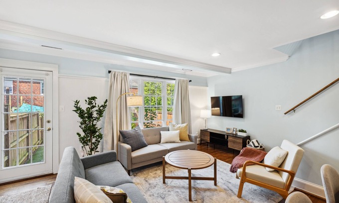 Potomac West House | Bright townhome in vibrant Del Rey 10mins to DC