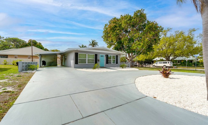 Venice House | Bright Venice Getaway < 1 Mi to Historic Dtwn