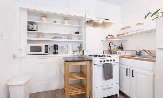 Adams Point Apartment | Bright Vintage Oakland Studio