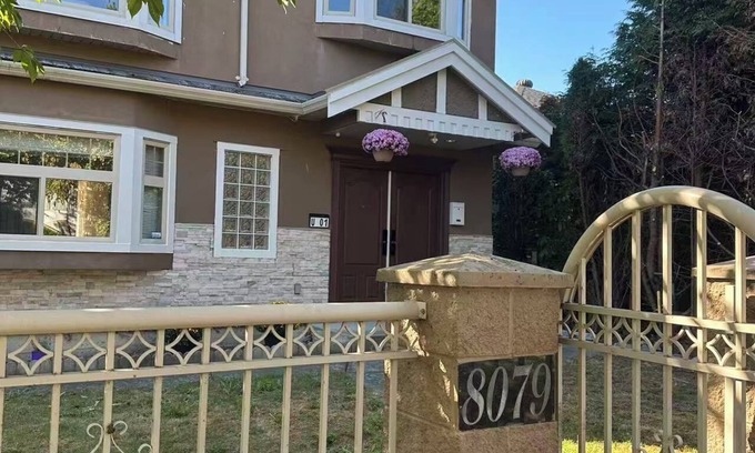 Marpole House | Bright West Side Retreat 3BR Kitchen & Living