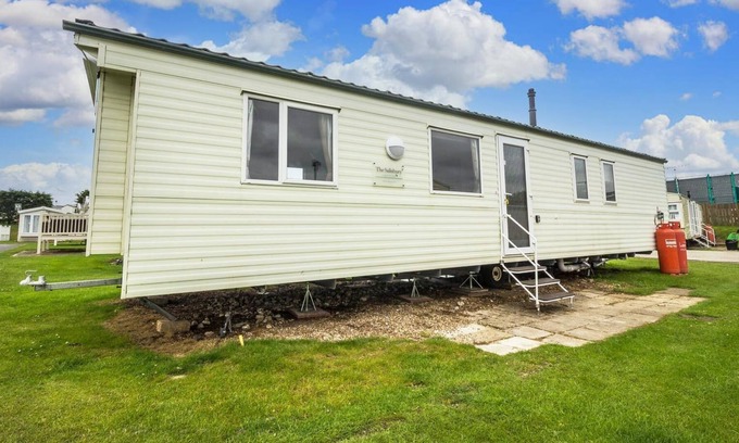Kessingland House | Brilliant 8 berth caravan by the beach in Suffolk at Kessingland ref 90018PW