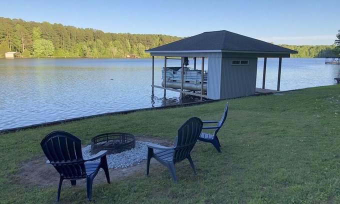 Bracey House | Bring your friends and family together at Lake Gaston 6BR/4B- Kayaks Included