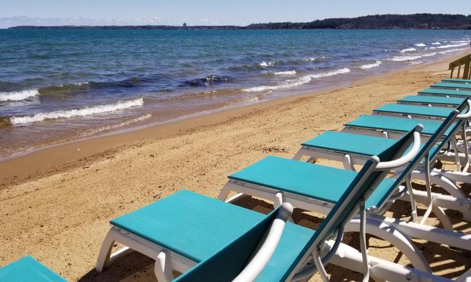 Traverse City Hotel | Brio Beach Inn