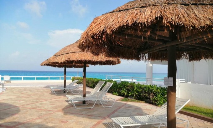 Zona Hotelera Apartment | Brisas Beachfront Studios in Hotel Zone