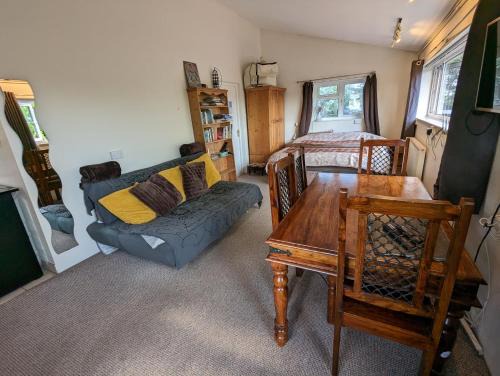 Bristol Apartment | Bristol self-catering studio+kitchen+parking