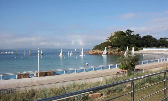 Trebeurden Apartment | Brittany Trébeurden Residential flat directly on the beach