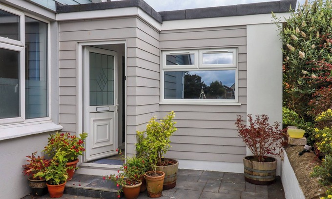 Brixham Cottage | BRIXHAM BREEZE CABIN, pet friendly, with a garden in Brixham