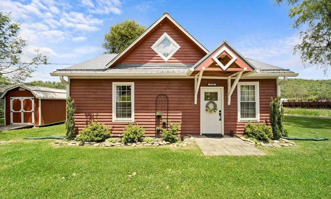 Valle Crucis Cottage | Broadstone Cottage- pet friendly, fire pit, Valle Crucis