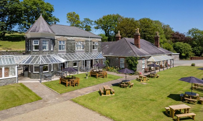 Laugharne House | Broadway Country House Hotel