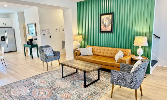 Donelson House | Broadway & Grand Ole Opry! Spacious 3-bed retreat sleeps 10, perfect for families & groups. Play together: dedicated game room with ping-pong & board games. Fully stocked kitchen & coffee bar Free parking & private entrance Kid-re