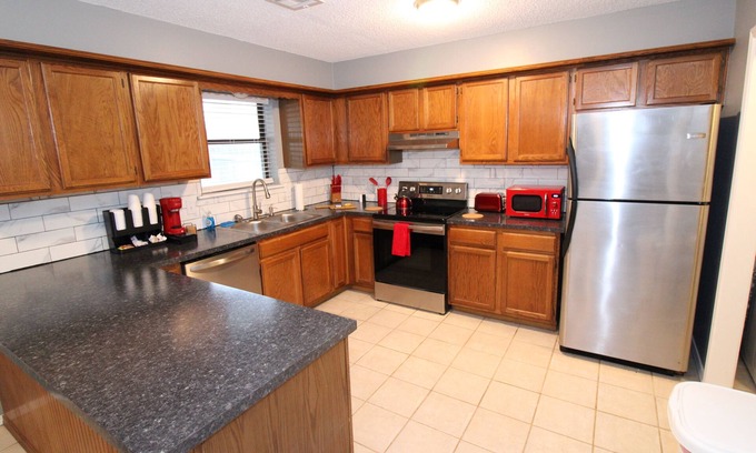 Broken Arrow House | Broken Arrow home minutes from Tulsa & shopping with large fenced backyard
