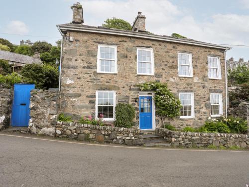 Harlech House | Bron Castell