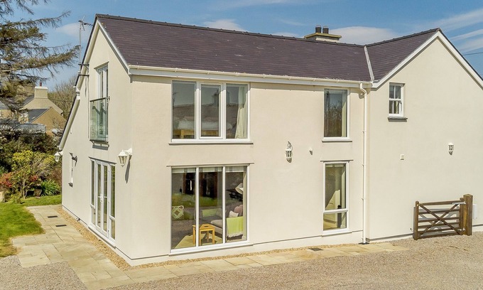 Edern Cottage | BRON GORS, family friendly, with open fire in Edern