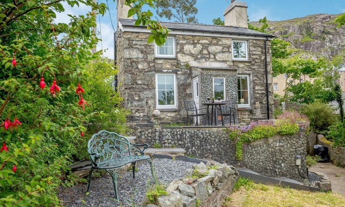 Manod Cottage | BRONDDERWEN, pet friendly, with open fire in Blaenau Ffestiniog