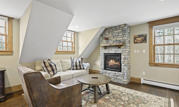 West Dover Hotel | Brook Bound Inn - Main Lodge - Suite w/pullout & Kitchenette - Room 205n