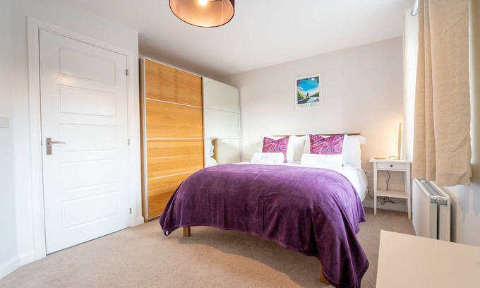 Horley House | Brookfield | 4BR House | Private Garden & Parking