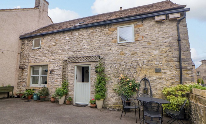 Hope Valley Cottage | BROOKSIDE BARN, pet friendly, character holiday cottage in Bradwell
