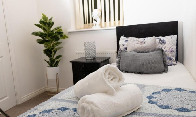 Newport Pagnell Apartment | Broughton Haven 5 Beds House Free WiFi, Free parking, NETFLIX