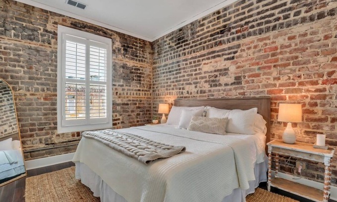 Historic District - North Apartment | Broughton Street Bungalow - Steps to Everything!
