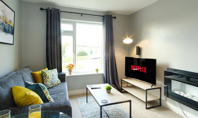 Brownsover House | Brownsover House - Lovely Apartment with Private Parking close to Rugby Town Centre