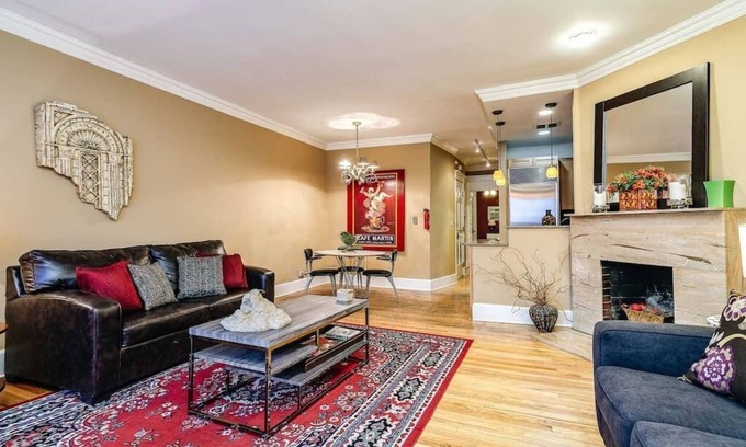 Gold Coast Apartment | Brownstone in Gold Coast - Downtown