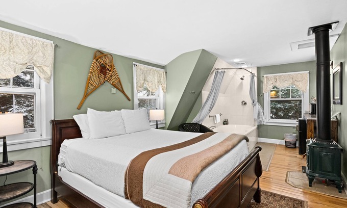 Endion House | Brule River Suite w/Jacuzzi & Sauna