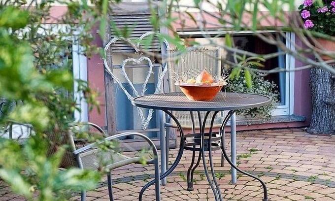 Eichstetten am Kaiserstuhl Apartment | Brunnenhof garden view