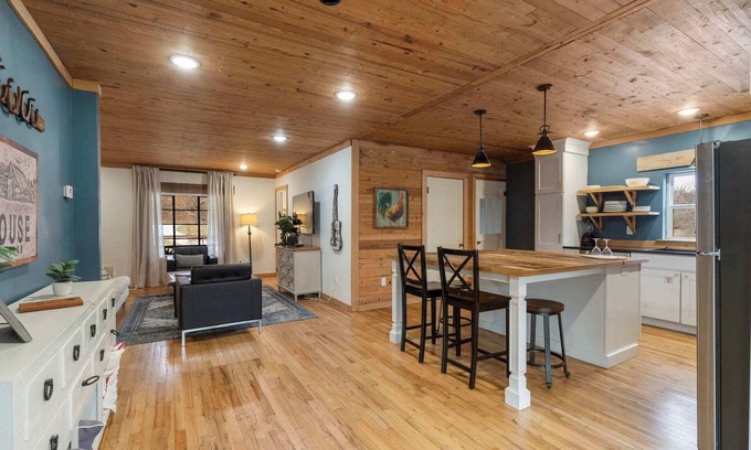Little Flock House | Brush Creek Cottage, 10 Minutes to Bentonville