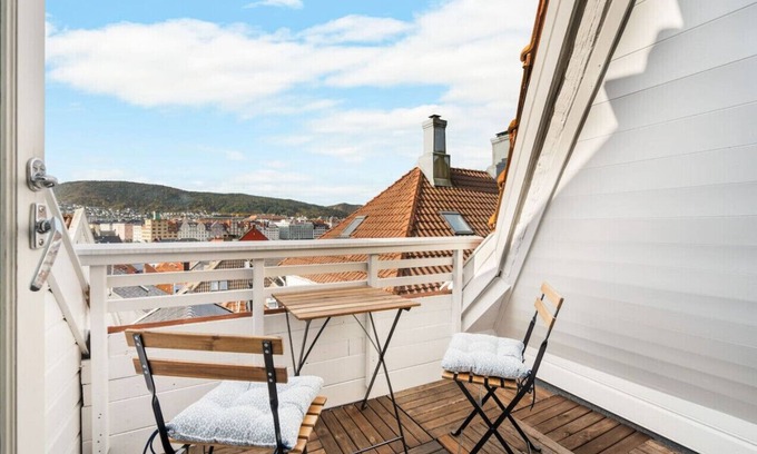 Bergen City Centre Apartment | Bryggen Historical Townhouse I Rooftop Views!