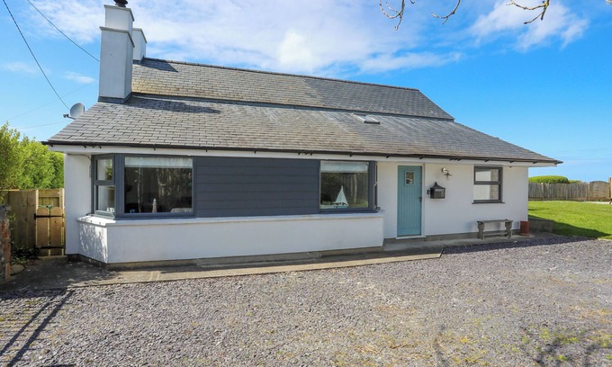 Holyhead Cottage | BRYN DERWEN, pet friendly, country holiday cottage in Valley