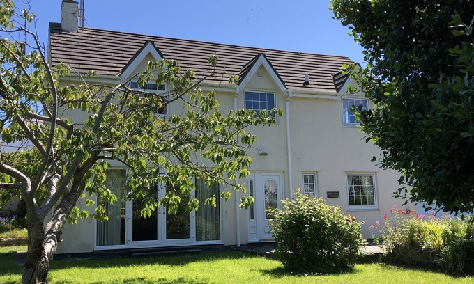 Trearddur Bay House | BRYN HYFFRYD COTTAGE. Sleeps 10, large garden, very close to the beach
