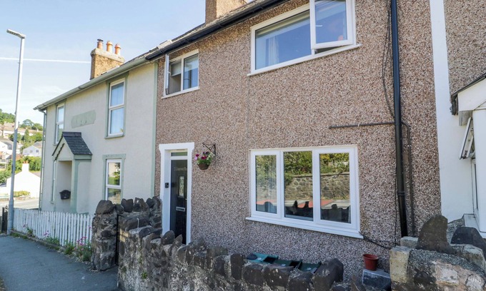 Conwy Cottage | BRYN HYFRYD, pet friendly, with a garden in Conwy