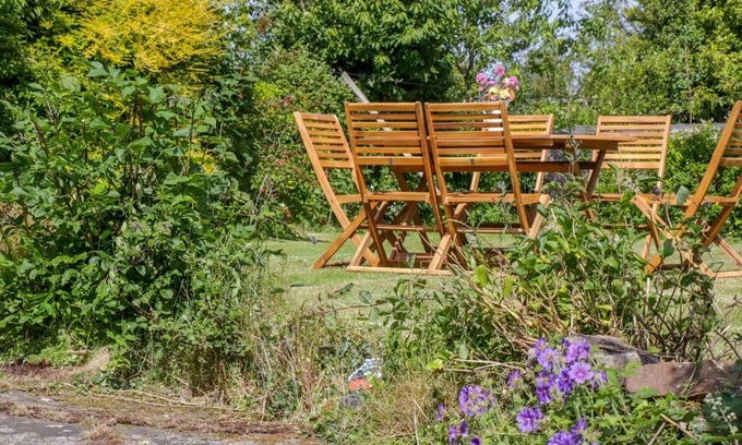 Llanbedrgoch Cottage | BRYN RHYD, family friendly, character holiday cottage in Benllech