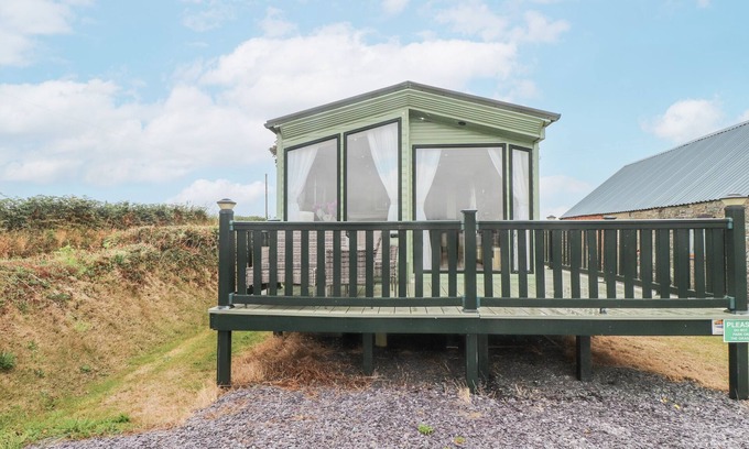 Garn Fadryn Cottage | BRYNCRIN, family friendly, with hot tub in Morfa Nefyn