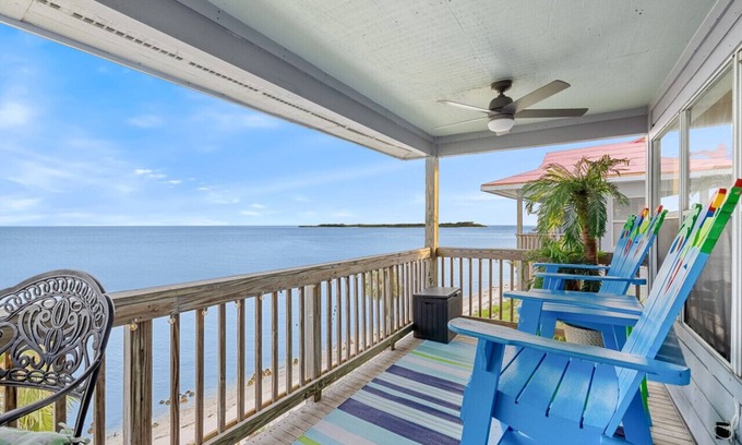 Cedar Key Apartment | Bubbles Up Gulf front condo