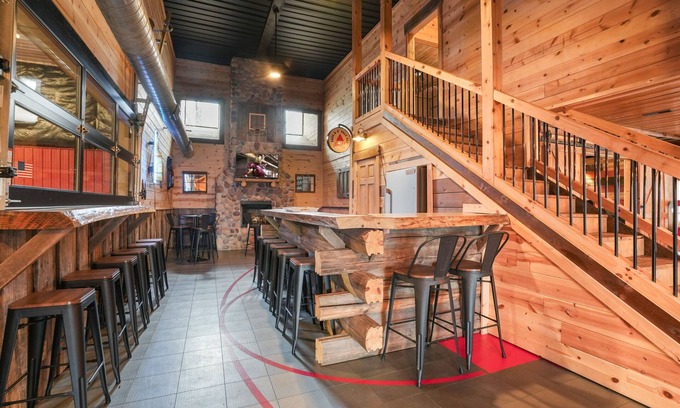 Logan Apartment | Buckets Lodge | Basketball | Theater