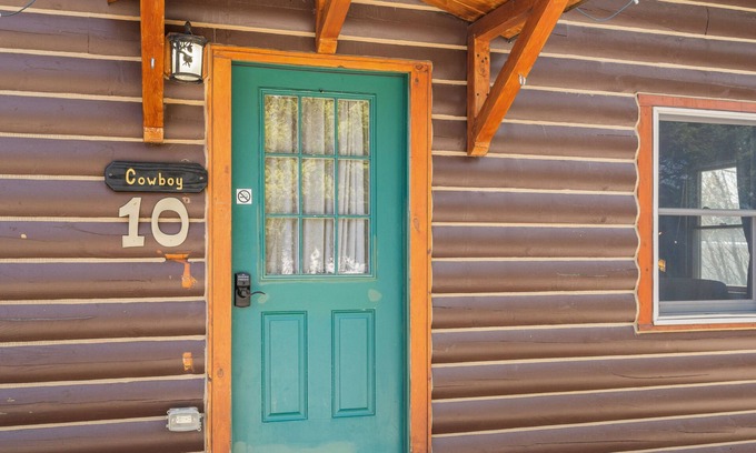 West Yellowstone Cabin | Bucking Moose Cowboy Cabin (#10)